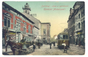 A Széchenyi utca régi képeslapon – villamos a színház előtt Forrás: Wikipédia