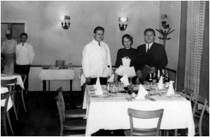 Béke „J” étterem, balról: Manóczky Lajos, Sipeky Lajosné Klárika, Rapcsák Ferenc, (az ajtóban ismeretlenek)