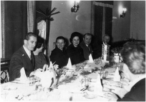 Jutka kollégánk esküvői vacsora képe, a Béke „J” étteremből. Balról: olasz férj, Jutka és rokonsága