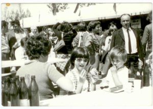 Kalydy Dóra és Ferenc 1974-ben a majálisok elmaradhatatlan kellékeinek társaságában: sör, virsli, kóla 