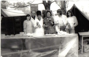 Soltész Zita: „Ezen a képen a szüleim láthatók (balról a második és a harmadik), 1975-ben, ez a Hőerő “sátra”. 