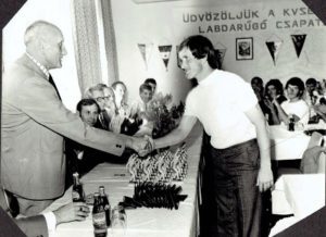 1976/77. évi bajnoki cím átadása. A díjakat átadta Kutasi István, az MLSZ elnöke