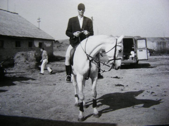 Tóth Tibor Kalóz nevű lovával Szuhakállóban, a Mitró Ranch-csen. Ez volt Kalóz első versenye azt követen, hogy ismét elkezdett bízni az emberben. A sikeres átlovaglás után egy 12 éves kislányhoz került. A kép 2001 körül készült